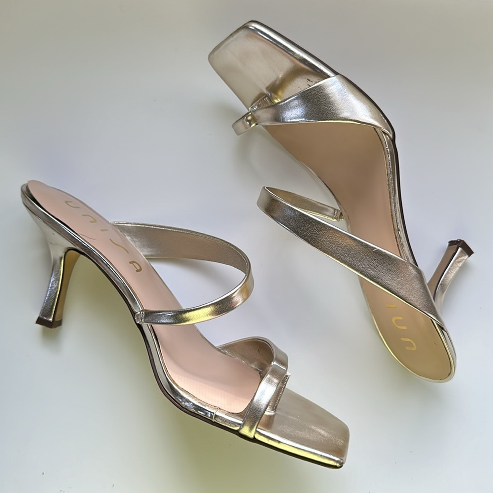 Gold Heeled Sandals Size 9M - Picture 2 of 6